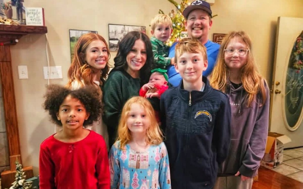 Matt and Victoria Nitzband with their seven children at Christmas